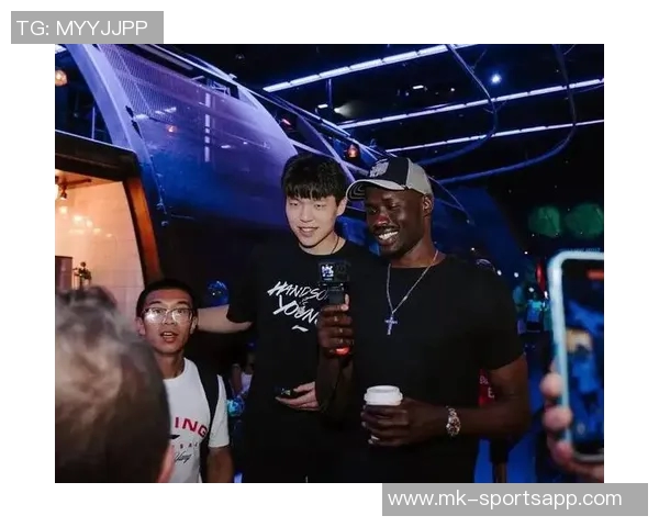 克林根场边指导杨瀚森展现深厚情谊引发媒体热议