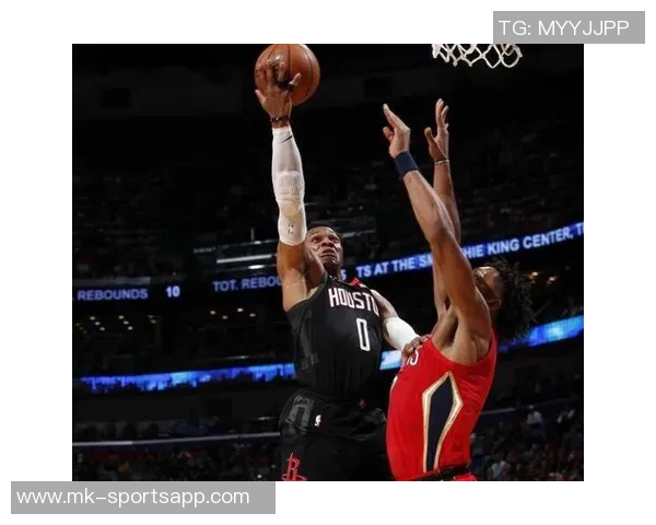 火箭客战鹈鹕登机照曝光KD羽绒服气质出众电风扇随队征战