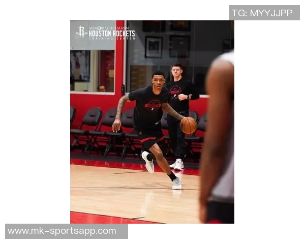 火箭队即将迎来六连客杜兰特训练专注申京展现微笑备战掘金与湖人