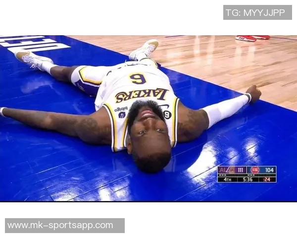 布朗遭遇滑铲未判犯规主裁解释两人滑倒导致未吹哨