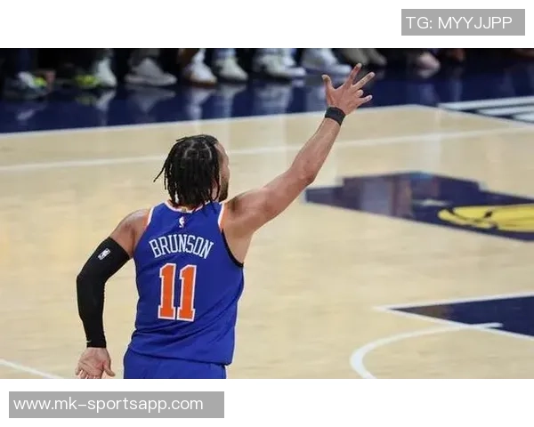 布克手感低迷却助攻频频半场仅得6分4失误展现团队配合