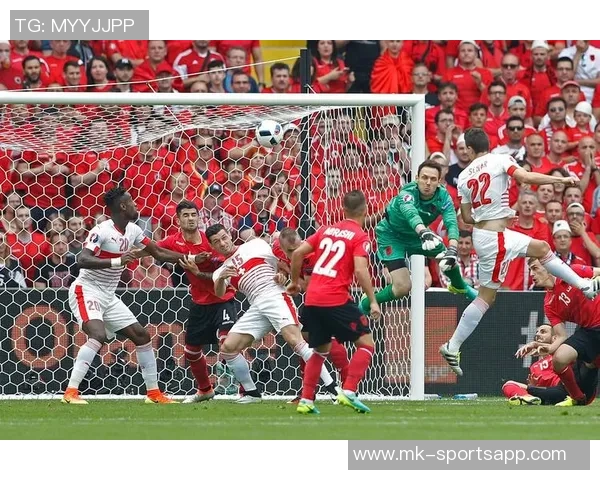 欧足联宣布对拜仁罚款七万欧因球迷在阿森纳客战中违规行为 欧足联宣布对拜仁罚款七万欧因球迷在阿森纳客战中违规行为