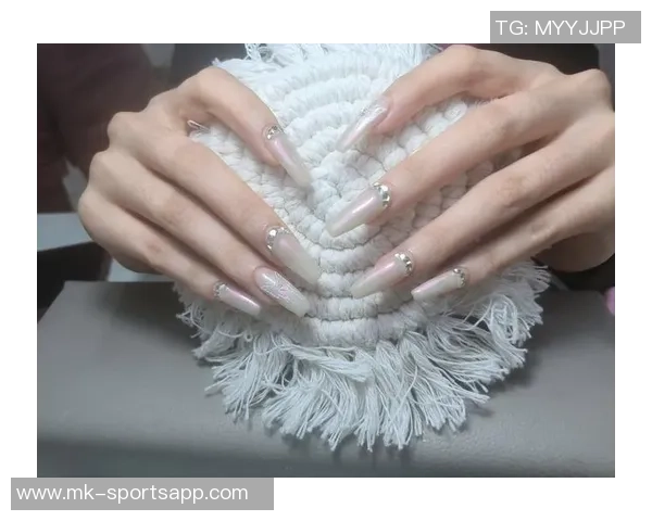 华盛顿分享比赛时手指甲发紫的秘密与场下保暖手套的独特体验